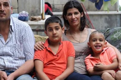 Shadi, Nihad y sus hijos son una familia cristiana de Siria, desplazada por la guerra y la destrucción