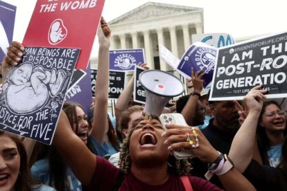 Manifestantes provida celebraron en Washington ante el Tribunal Supremo la sentencia Dobbs vs Jackson que revierte Roe vs Wade. Foto: Evelyn Hockstein, CNS/Reuters.