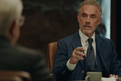 Jordan Peterson se enfrenta a la posibilidad de perder su licencia profesional por criticar al gobierno canadiense. Una situación que está pasando por la entrega de Justin Trudeau a la tiranía 'woke'.