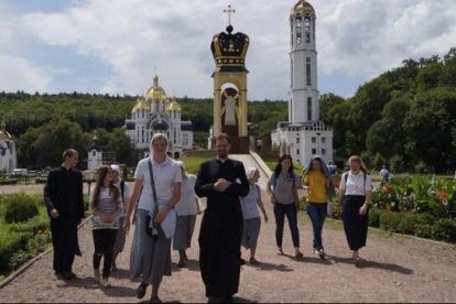 Peregrinos en el santuario ucraniano de Zarvanytsia en verano de 2017, antes de la guerra