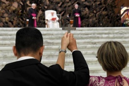 Frente al Papa y con el crucifijo en alto las familias han sido enviadas a anunciar el Evangelio por países de los cinco continentes / Vatican Media