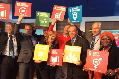 La Agenda 2030 para el Desarrollo Sostenible es el programa marco de dominación globalista que numerosos gobiernos están aplicando ya. En la imagen, funcionarios de la ONU muestran algunos de los objetivos que persigue la Agenda.