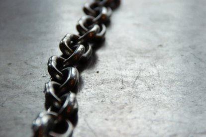 Vivimos encadenados y sometidos por un número inagotable de leyes, en buena medida porque han desaparecido los vínculos interiores con origen en la fe religiosa. Foto: Kaley Dykstra / Unsplash.