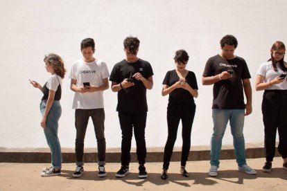 Los algoritmos de las redes sociales están concebidos para retener la atención del adolescente el mayor tiempo posible con una finalidad comercial. Foto: Creative Christians / Unsplash.