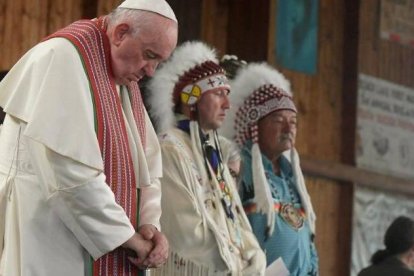Francisco en el Lago Santa Ana, en Canadá, con jefes de comunidades indígenas