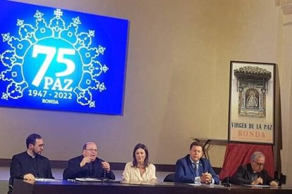 Presentación de la Jornada Mariológica de 
 2022 centrada en la Virgen de la Paz de Ronda... los organizadores y la alcaldesa