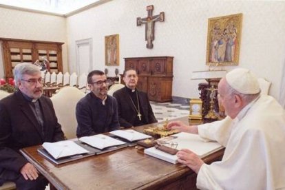 El Papa con el P. Jaume Calvera, el cardenal Ayuso y el periodista Javier Fariñas en su entrevista para Mundo Negro el 15 de diciembre