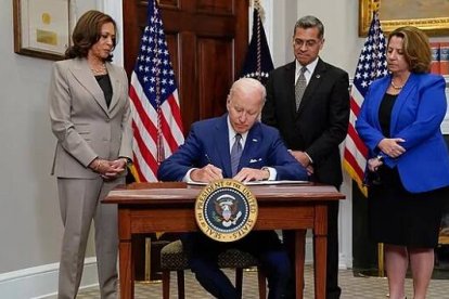 Biden con Kamala Harris firmando órdenes... ha firmado muchas normas abortistas desde que  el Supremo anuló Roe vs Wade