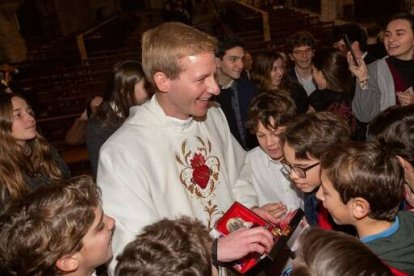 Marcin, con algunos de los niños a los que acompaña espiritualmente en Barcelona tras su ordenación sacerdotal