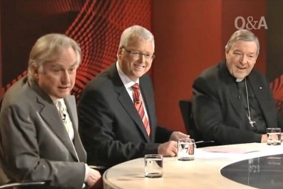 El debate entre Richard Dawkins (en primer término) y el cardenal George Pell, moderado por Tony Jones, tuvo lugar en el programa Q&A [Questions and Answers, Preguntas y Respuestas] de la ABC el 9 de abril de 2012.