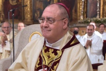 El nuevo arzobispo de Granada, José María Gil Tamayo, sustituye desde este 1 de febrero a Francisco Javier Martínez Fernández, tras su renuncia al cumplir los 75 años.