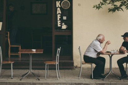 Los laicos no pueden quitar los pecados, pero una actitud de acogida cordial a las confidencias de otros puede ir preparando el perdón de Dios en la absolución sacerdotal. Foto: Juri Gianfrancesco / Unsplash.