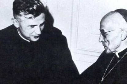 Un joven Ratzinger, entre 1962 y 1965, con el cardenal Josef Frings, de Colonia
