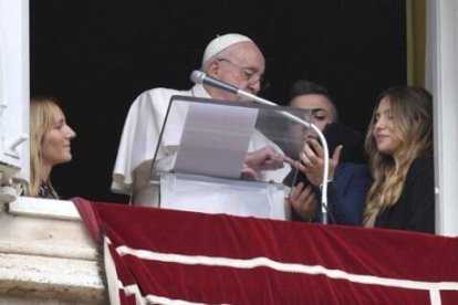 Francisco se apunta a la JMJ de Lisboa 2023 con una tablet desde la ventana del Palacio Apostólico