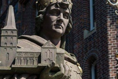 San Óscar, obispo misionero y fundador, en una estatua de 1881 en Hamburgo, Alemania
