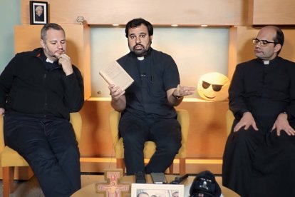 Antonio María Domenech, Jesús Silva y Patxi Bronchalo analizan en la última entrega de Red de Redes cómo leer correctamente la Biblia y qué libros se saltan los protestantes.