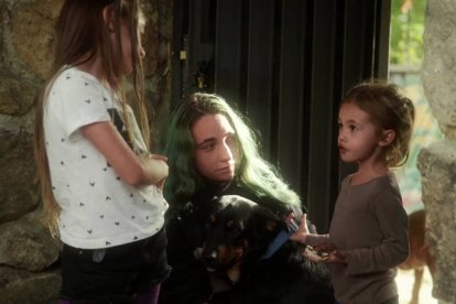 Andrea (en la foto, con sus dos hijas en su finca de Soto del Real) fue presionada para abortar por la Comunidad de Madrid, los servicios sociales y su propia familia: siguió adelante y hoy no se arrepiente de nada.