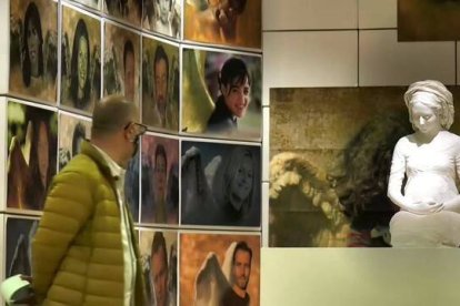 La muestra "Ella. María en el arte contemporáneo" tiene lugar en el espacio O_LUMEN de Madrid (España) hasta el próximo 2 de febrero y está organizada por la diócesis de Toledo.