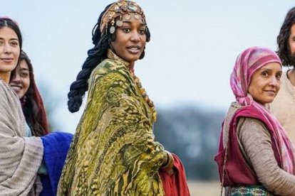 Jesús con María Magdalena, la etíope Tamar y la esposa de Simón Pedro en la serie The Chosen - Los Elegidos