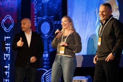 Randy Raus, a la izquierda, explicó en Montserrat las claves de LifeTeen para evangelizar adolescentes