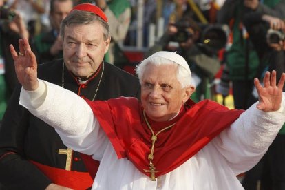 El cardenal George Pell, entonces arzobispo de Sidney, recibe a Benedicto XVI en la JMJ celebrada en dicha ciudad australiana en julio de 2008. Foto: Paul Haring / CNS.