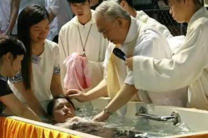 Bautizo católico en la parroquia de San Juan Bautista de Hong Kong, allí son comunes los bautizos de adultos por inmersión