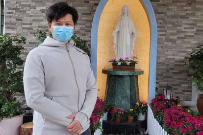 Eddie Lo en 2022 en su parroquia de Saint Patrick en Hong Kong - la pandemia le llevó al bautismo
