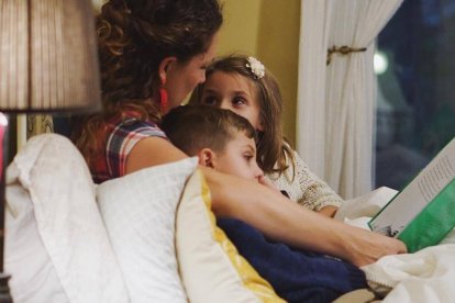La familia es, según el proyecto de Dios, el primer lugar del amor, de la formación en las virtudes, de la recepción y crecimiento en la fe. Foto: Mark Zamora / Unsplash.
