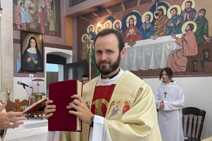 El padre Miguel Pérez en la parroquia de San Justino, en Nablus, donde los cristianos son pocos cientos