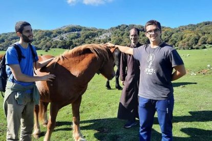 Tras una infancia educado en el amor por la fe, Davide decidió cambiar a Dios por la fiesta, las drogas e incluso el odio y la rabia: gracias a Fundación CARF y el Hogar de la Madre, hoy ha recuperado su vida de fe y se prepara para ser sacerdote.