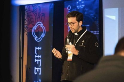 El sacerdote Bernabé Rico ofreció en el encuentro europeo de catequistas de LifeTeen una serie de claves esperanzadoras y muy útiles para recuperar la ilusión por evangelizar (Fotos: Alex Pozuelo para LifeTeen).