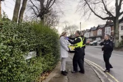 isabel Vaughan arrestada por rezar en silencio, en su mente, en una calle de Birmingham... en la otra acera hay un abortorio