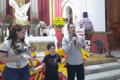 William Toro -en la imagen, junto a su mujer, Laura, y su hijo, Juan Ángel- pasó entregado al ocultismo y al ateísmo militante buena parte de su vida.