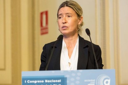 María Calvo es profesora universitaria y autora de diversos libros sobre temas educativos y defensa de la equidad entre el hombre y la mujer.