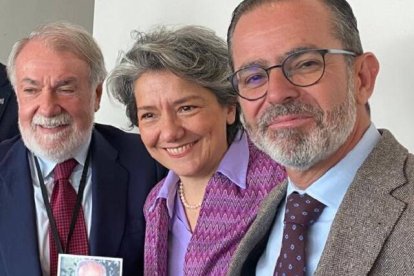 Mayor Oreja, a la izquierda, pasa el testigo a Marina Casini y Pablo Siegrist al frente de One of Us