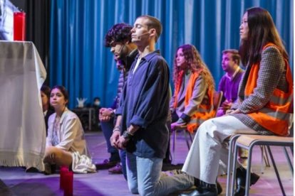 El joven Valverde, con camisa azul, en un encuentro de adoración con voluntarios