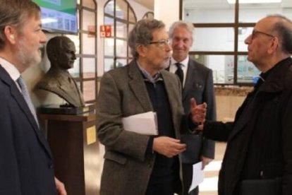 Josep Miró, presidente de E-Cristians, habla con el cardenal Omella, bajo la mirada del rector Rodríguez Ponga