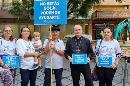Munilla, obispo de Alicante, con voluntarios de 40 Días por la Vida en noviembre de 2022... mucho se mueve en el tema del aborto