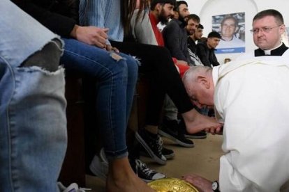 El Papa Francisco lavó los pies de 12 jóvenes internos en la cárcel juvenil de Casal del Marmo