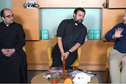 Los tres curas de Red de Redes comentan los distintos feminismos y la ideología que busca destruir familias