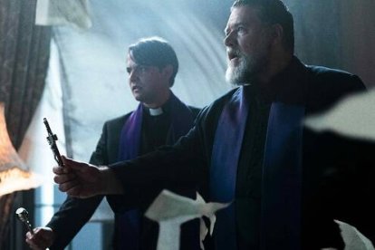 En la película, el veterano padre Amorth recluta a un cura novato español con un curso acelerado de exorcismos.