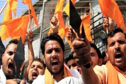 Militantes del Vishva Hindu Parishad sostienen sus cuchillos: no son raras las ocasiones en que asaltan a cristianos.