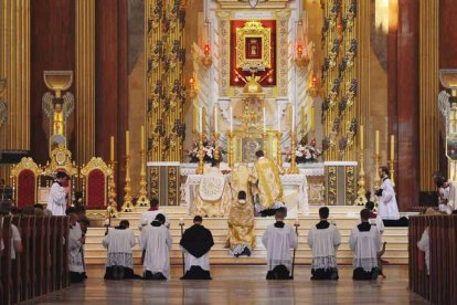 Dios en el centro de la liturgia, la liturgia en el centro de la Iglesia, la Iglesia en el centro de la ciudad: es el 'principio y fundamento' de la doctrina social de la Iglesia.