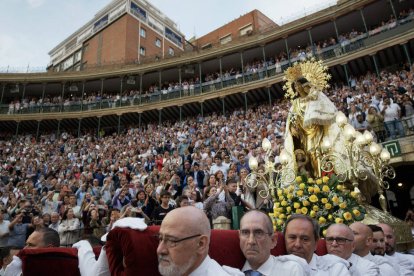 La Virgen quiso despedirse de los presentes dando una vuelta al ruedo, mientras recibía "vivas" entre cantos marianos, poesías y aclamaciones. Finalmente salió triunfante por la puerta grande y fue trasladada en el "maremovil" a su Basílica.