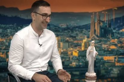 En tan solo tres años, David Martínez Díaz pasó de profesar el ateísmo y el materialismo a recibir cinco sacramentos de la Iglesia, casarse y convertirse a la fe, buscando "devolver" las gracias recibidas.