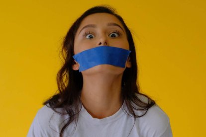 El triunfo de la ideología de la cancelación ha traído a Occidente la quema de libros, la censura del discrepante, la violencia contra el diálogo y el debate, la renuncia a la búsqueda de la verdad. Foto (contextual): Brian Wangenheim / Unsplash.