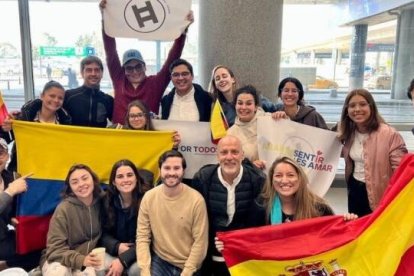 Lorenzo Ovalle, tras su regreso a la fe, con José Pedro Manglano y otros miembros de Hakuna España y Colombia.