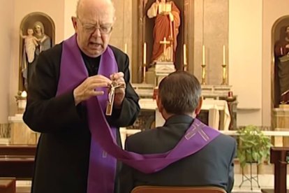 El padre Gabriele Amorth, en un capítulo de la serie de Andrés Garrigó sobre los exorcismos.