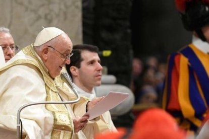 Francisco, durante la homilía de la Vigilia Pascual, guiada por una idea: el regreso a la Galilea personal de cada uno. Foto: Vatican Media.