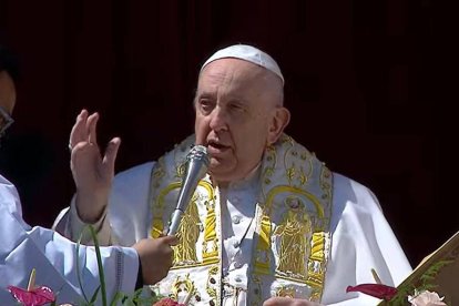 Francisco imparte la bendición Urbi et Orbi en el Domingo de Pascua.